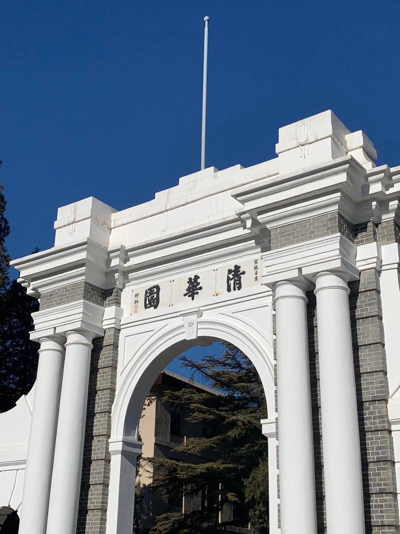 清华男生为300块报警！追回就捐了，网友吵疯：较真值不值？清华园惊现“硬核