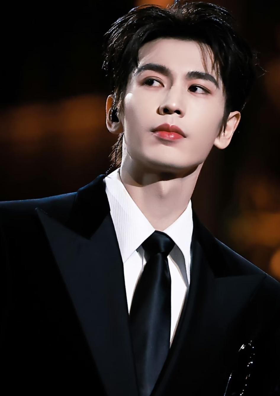 《逐玉》张凌赫竟成防早恋神器，这老师真是用心良苦啊！一位中学老师，课堂播放张