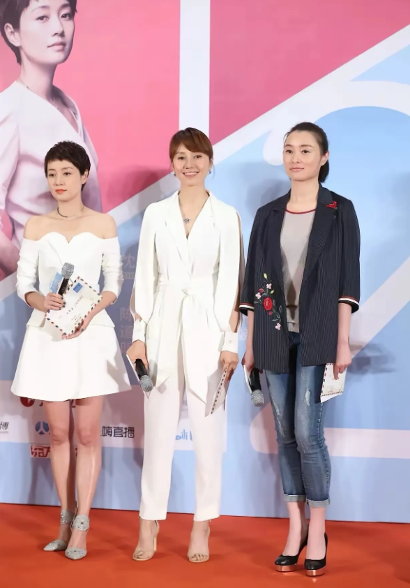 好巧！袁泉的身高是1米68，而吴越的身高竟也是1米68！那么问题就来了：2位挨着