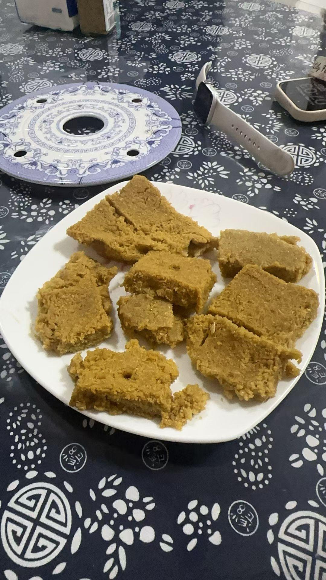 前两天突然想起友人送的番薯丝，遂用粉碎机把番薯丝打成番薯粉，再加了一部分糯米粉蒸