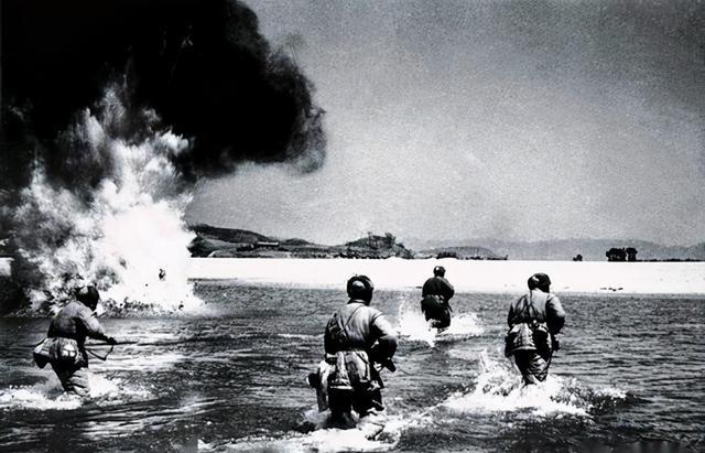 1951年，彭老总赶到汉江北岸的时候，发现满地都是五十军战士的残骸，才得知这场仗