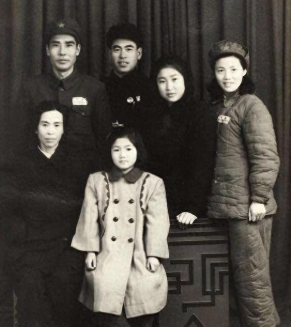 1948年刘力贞到东北探望贺子珍时，毛岸青察觉异样，贺怡当场批评其行为没有礼貌！