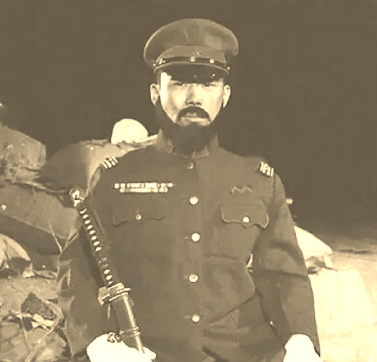 1938年，一位中国老兵发现对面日军阵地上，有个东西一闪一闪的，老兵毫不迟疑，对