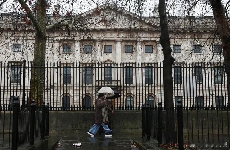 【尽管存在“间谍”担忧，英国仍批准中国在伦敦建造巨型大使馆的计划】(路透社)