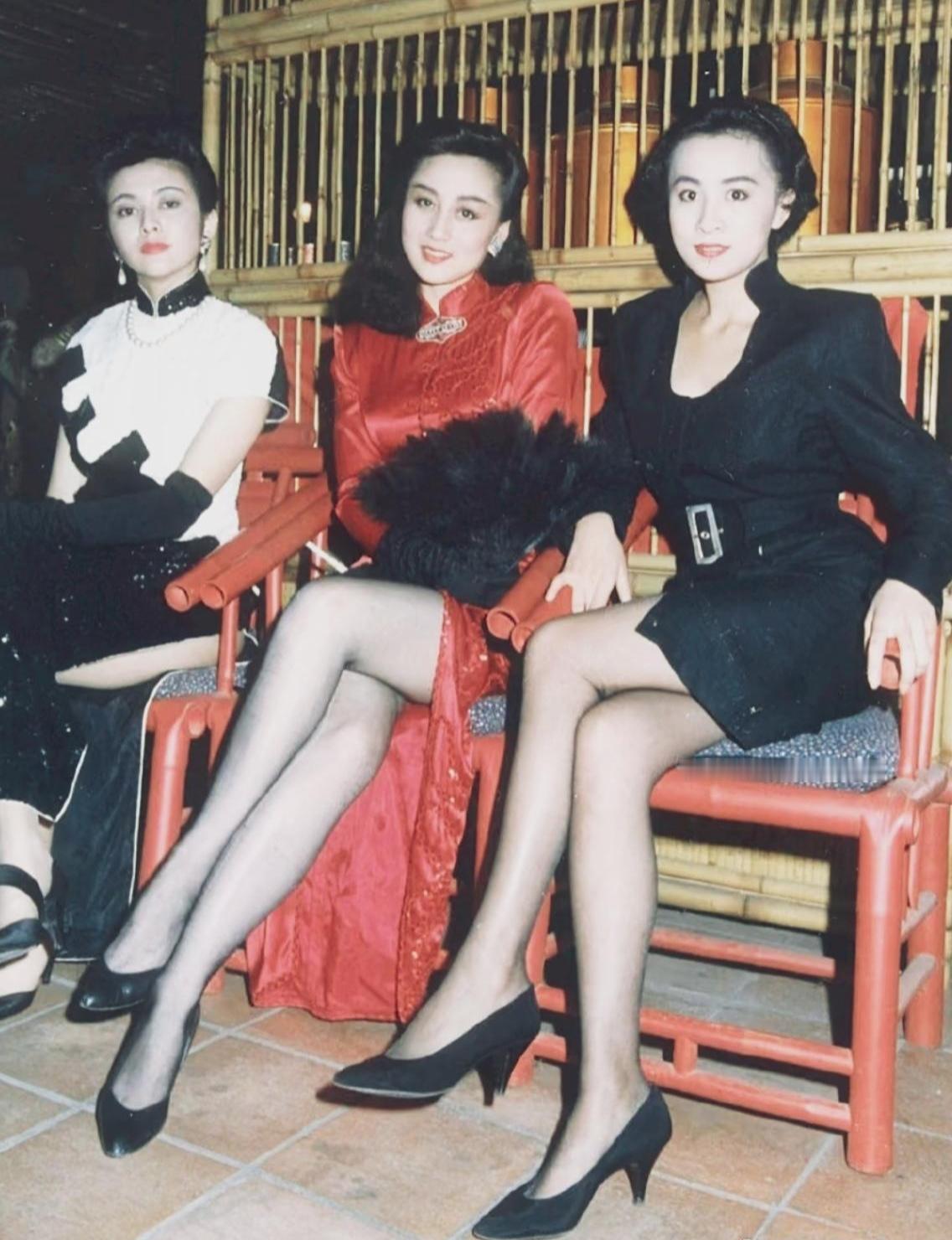 周星驰说，美女是对比出来的，利智与关之琳、刘嘉玲的合照，明显还是利智胜出。当年香港媒体说：利智是“天