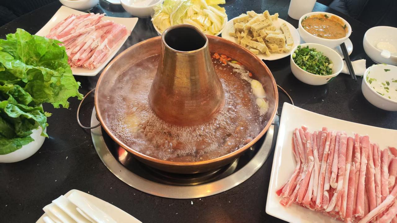 寒冷的冬天对于北方来说热气腾腾的涮羊肉才是最暖胃的模式。虽然琳琅满目的菜肴让人应