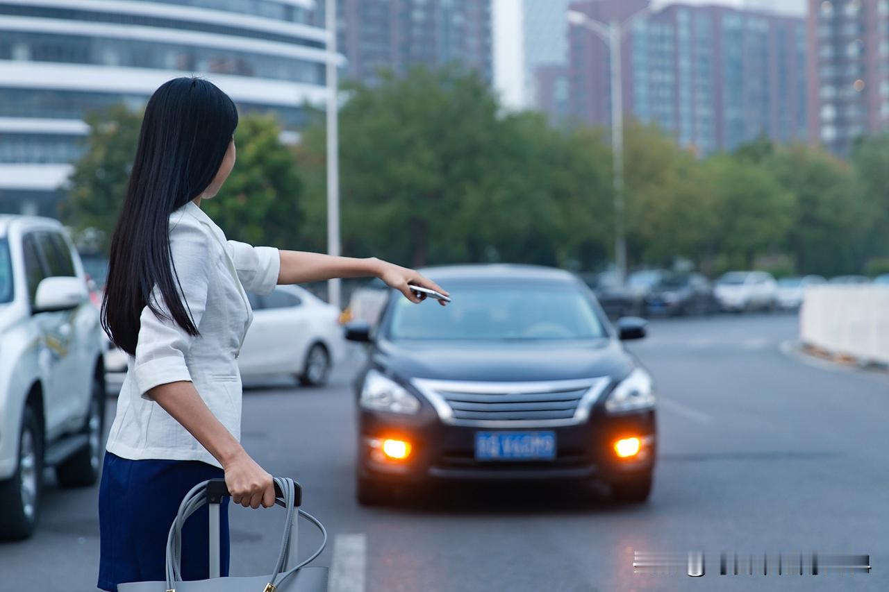 有位女老师在路边打出租车。一上车，司机就说：你是老师吧？老师说：你怎么知道啊？