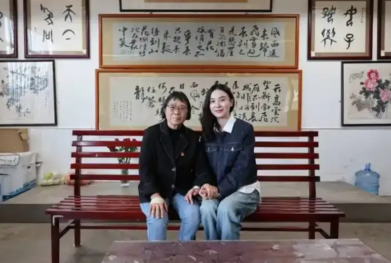 这是2025年4月，导演费振翔带着“山花烂漫时”的主创宋佳等人重返华坪女高看望张