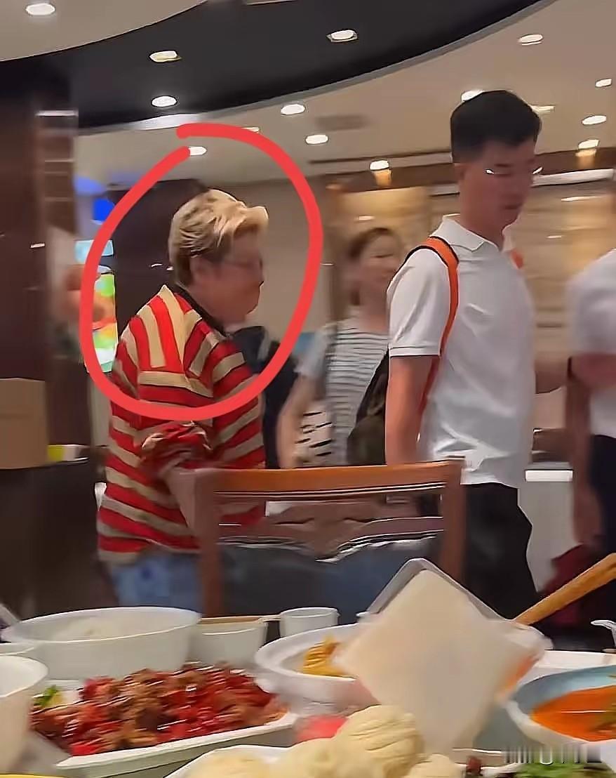 腰也不疼了，眼泪也没了，头发也染成黄色了，韩红现身北京某高档餐厅，六，七位助理跟