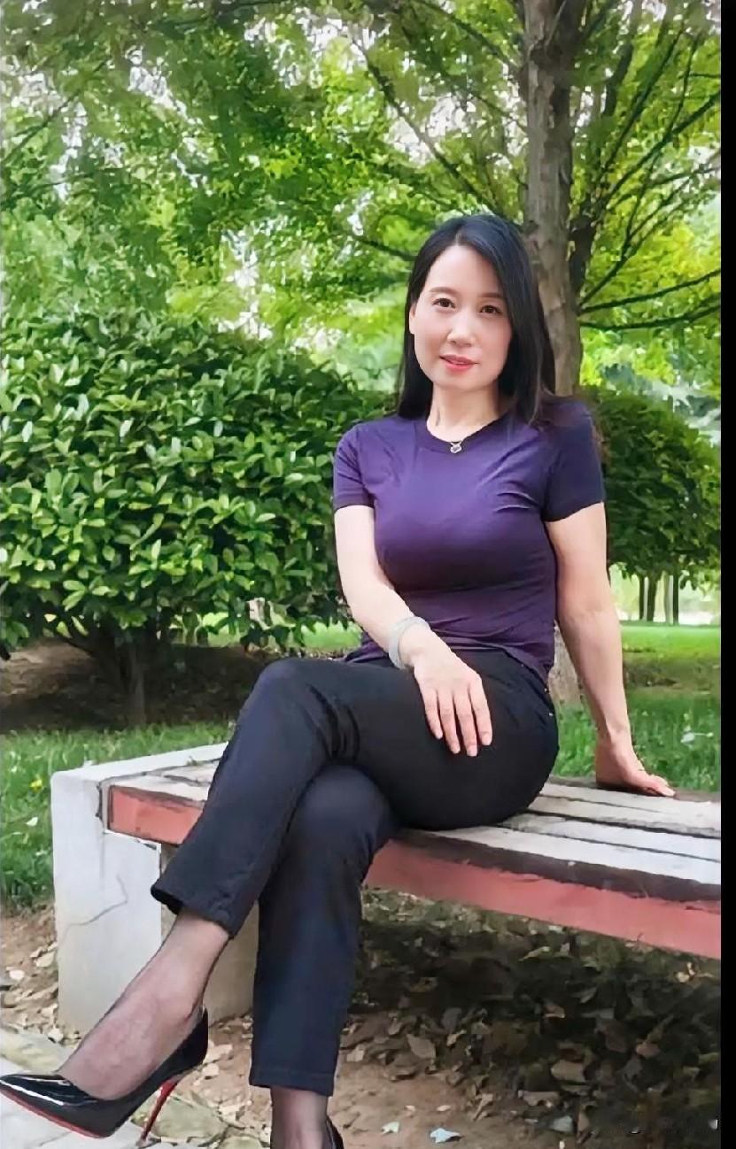 我问一个思想深邃的宿舍哥们，“一个女生40多岁，假如没结婚，各方面很优秀，不知道