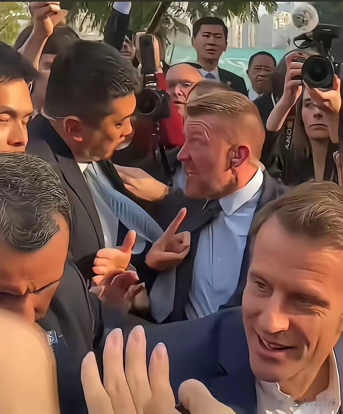 这个画面有点意思，这两个人好像是发生了争执，法国的这个保安，脑门上的抬头纹可够多