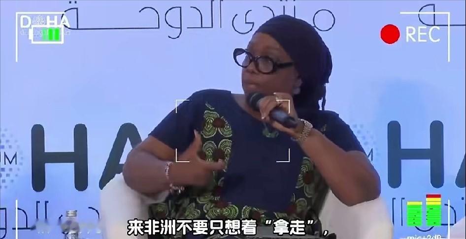 这位气质高雅的来自利比里亚的非洲高官，警告中国不要带着目的来非洲。是上帝让你们来