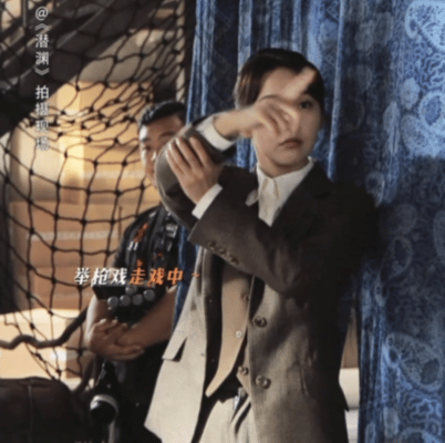张佳宁新剧一秒切换眼神宝子们！张佳宁在《潜渊》拍摄举🔫戏太绝啦，走戏时萌态十足