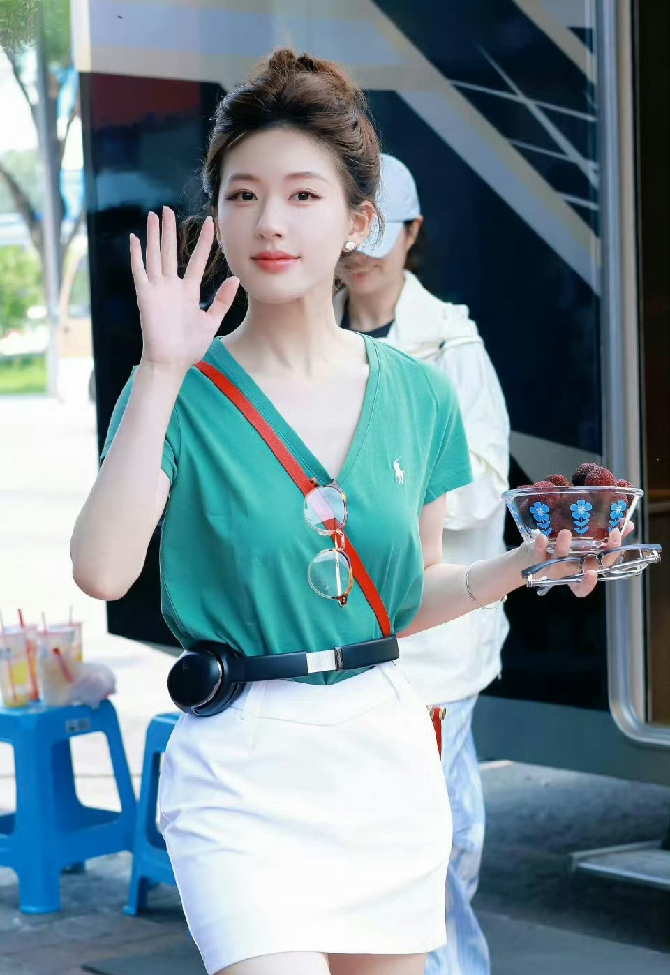 赵露思耳机腰这是真实的腰围吗太细了​​​​