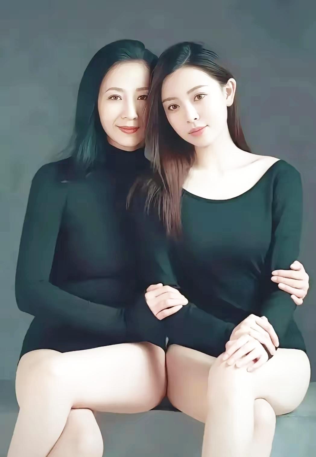最美母女照，照片中的这对母女，妈妈温婉端庄，女儿清新秀丽。你觉得哪个更有气质魅力