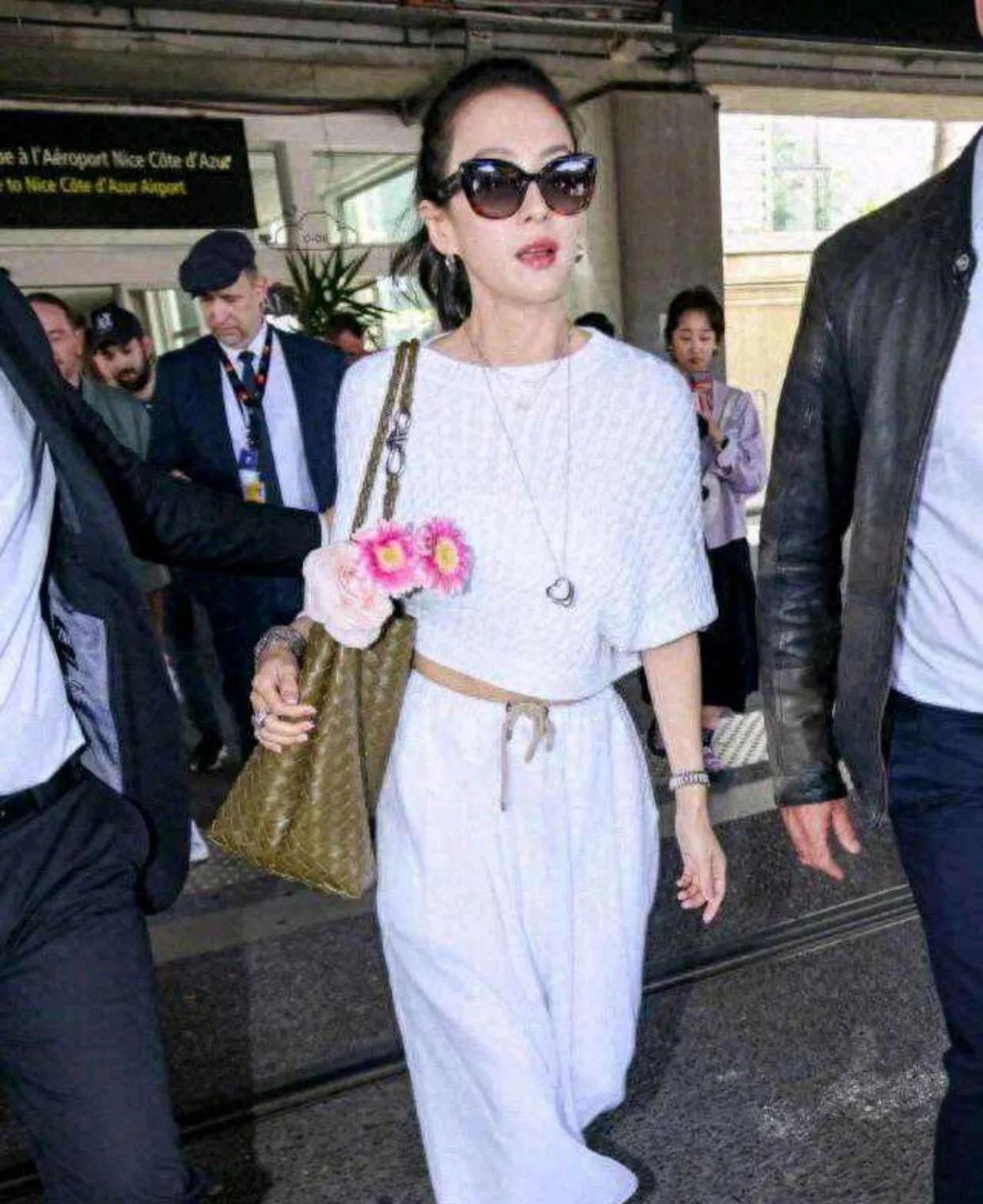 46岁章子怡这白裙，把“清冷少女感”焊在审美上了！谁懂啊！离婚后的章子怡，