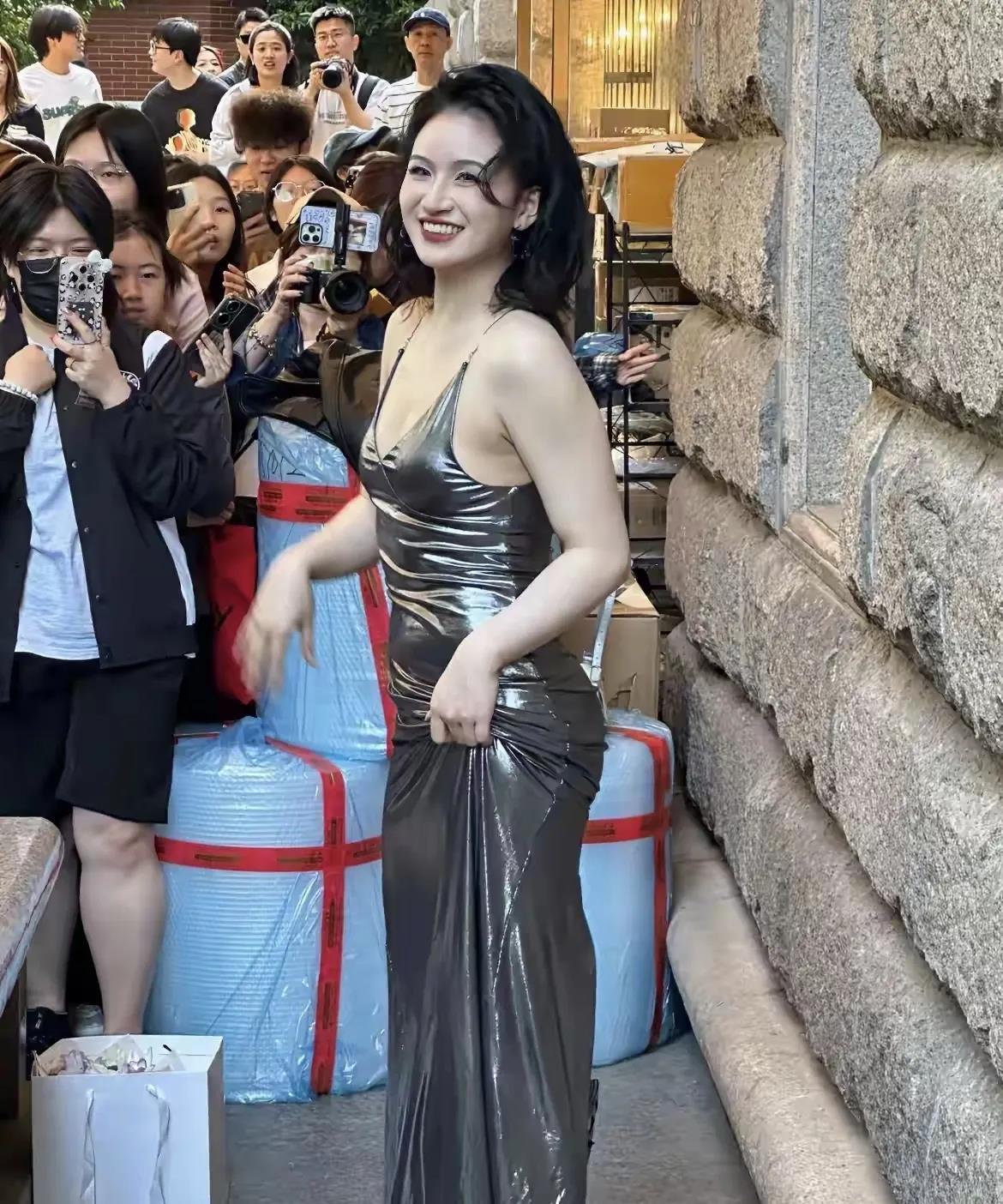 不提名字，请用一句话，证明你认识她。