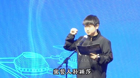 25年乒超联赛，在台上代表运动员宣誓的莎莎，和23年看起来真的没有什么不同，上天