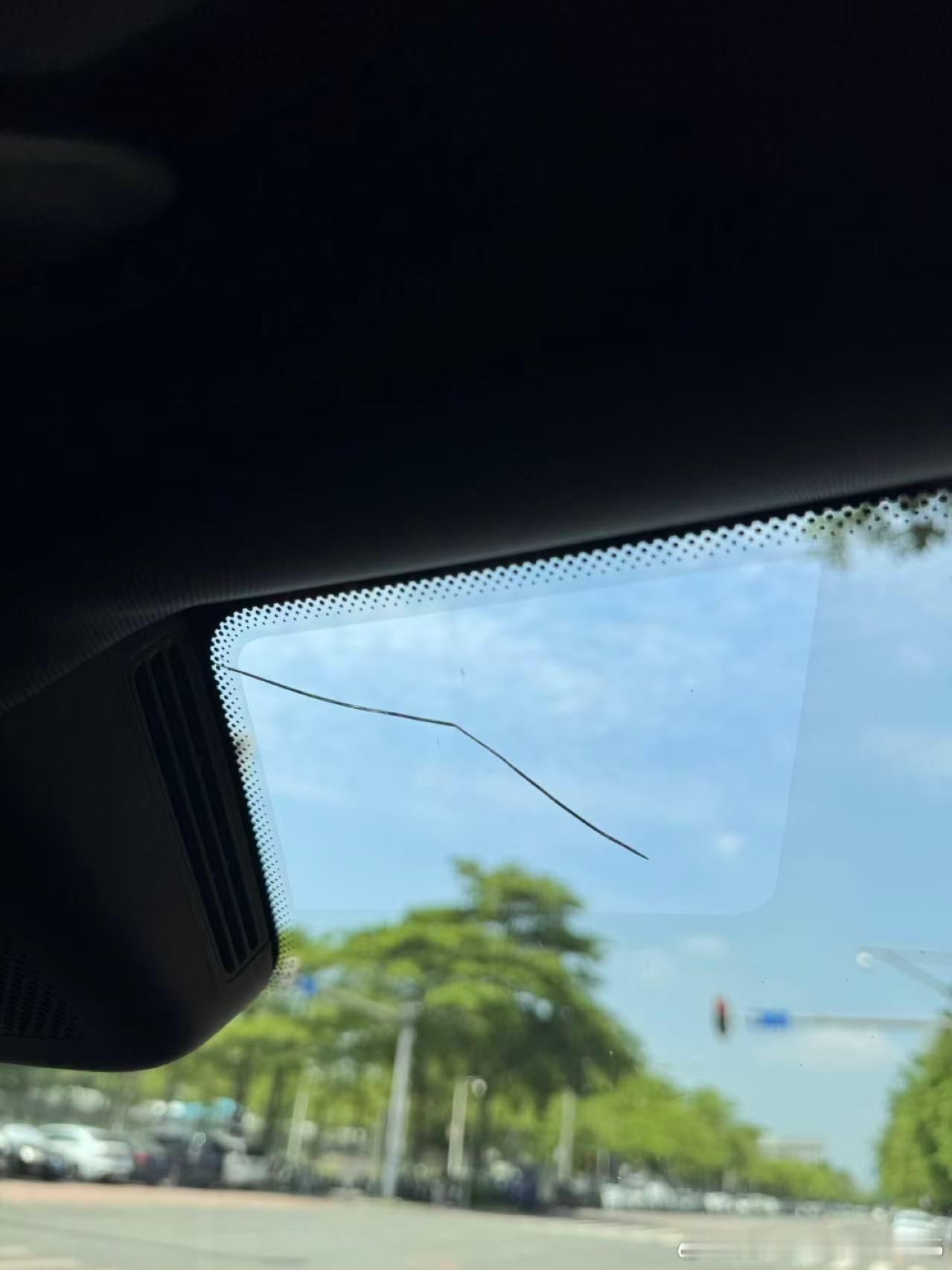 问界M9，你家玻璃纸是糊的吗？一个月换两次。8月7号高速上一个石头把前挡风玻璃左下角砸坏了。4S店7