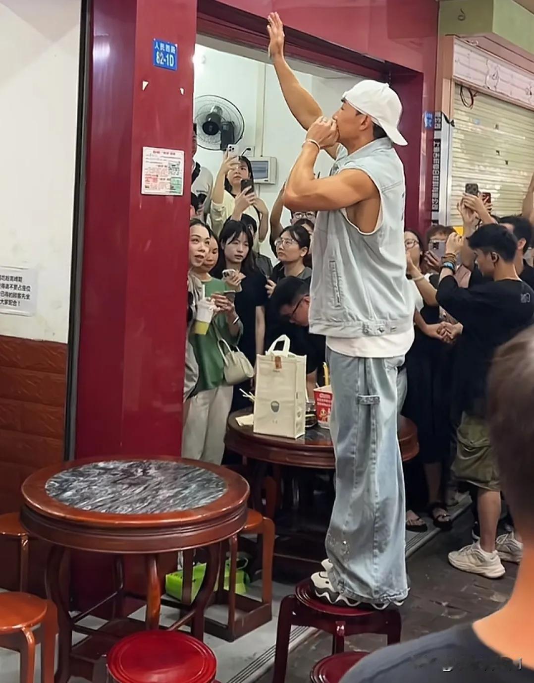 明星吃饭就有优先权吗？刘畊宏的这波危机公关真的要给差评了！靠着口罩期间健身火起来