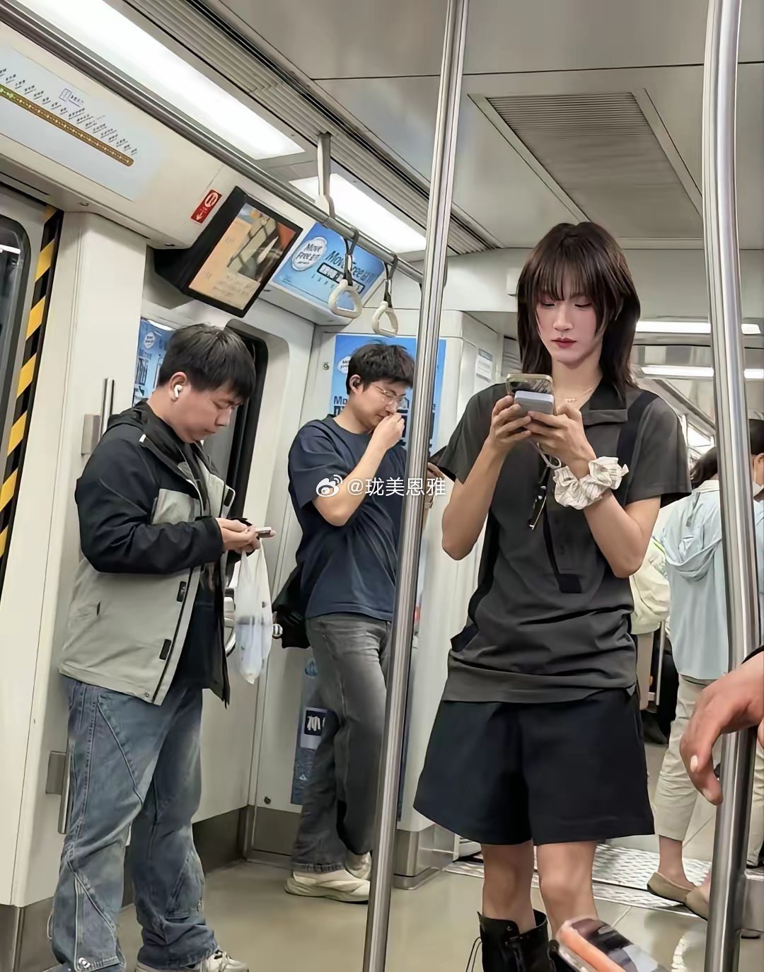 一位网友在地铁上拍到的，一位朋友说这个是男扮女装