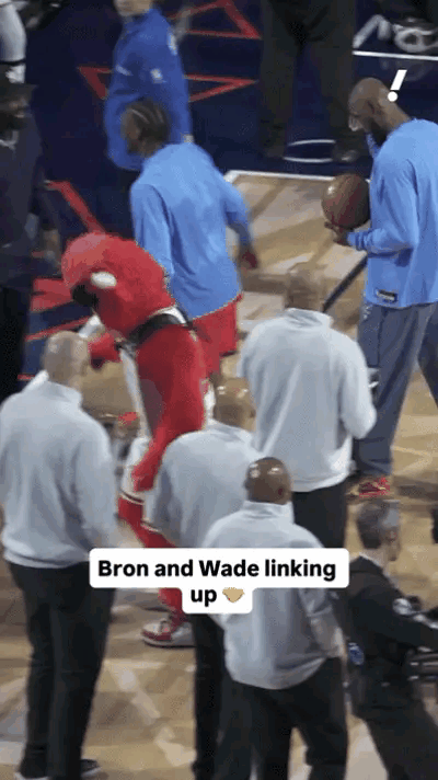 在今天进行的NBA全明星正赛中，发生了让人热泪盈眶的一幕。在比赛开始之前，湖人巨