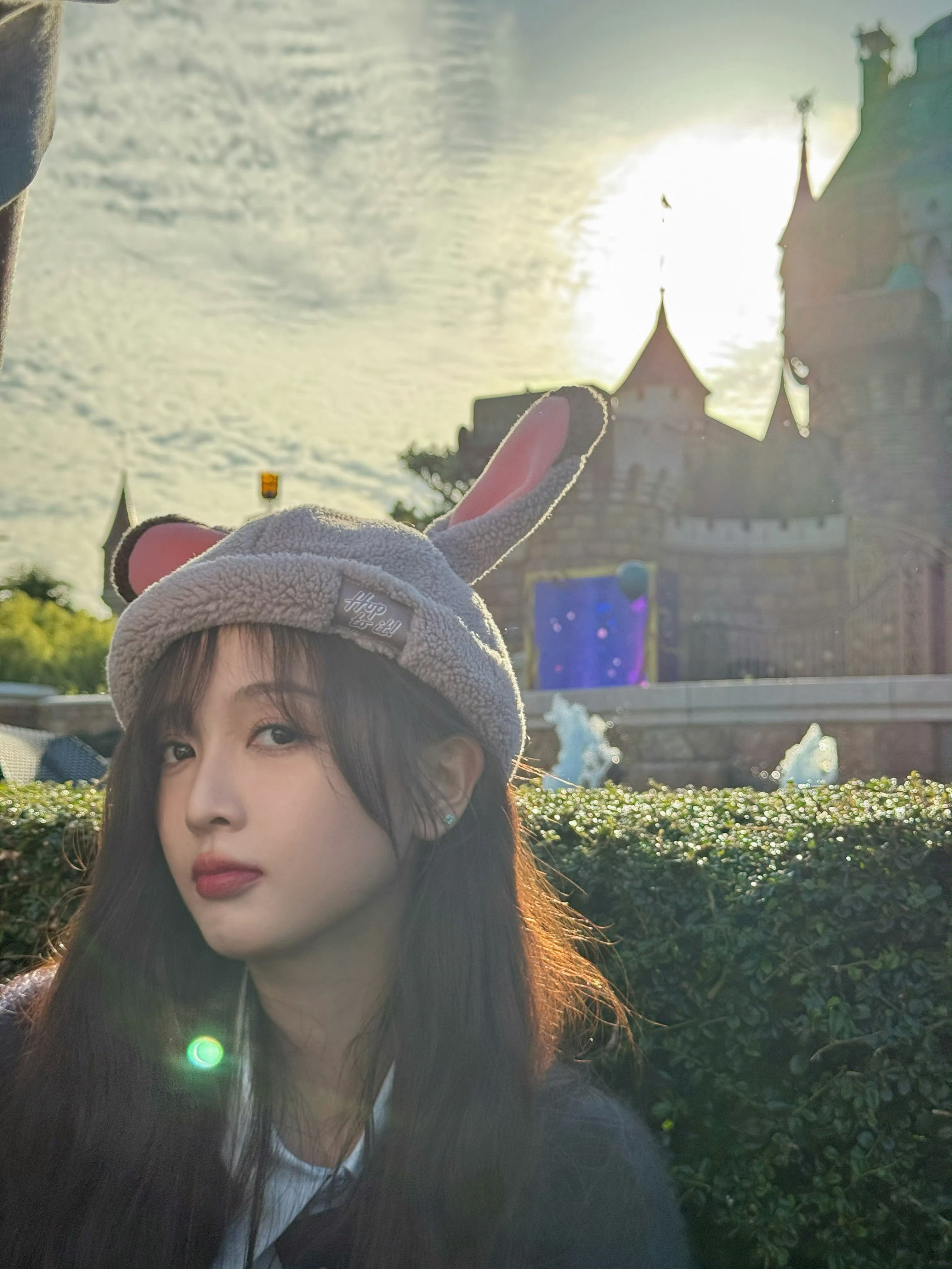 网友港迪偶遇吴宣仪，真行走的兔子🐰