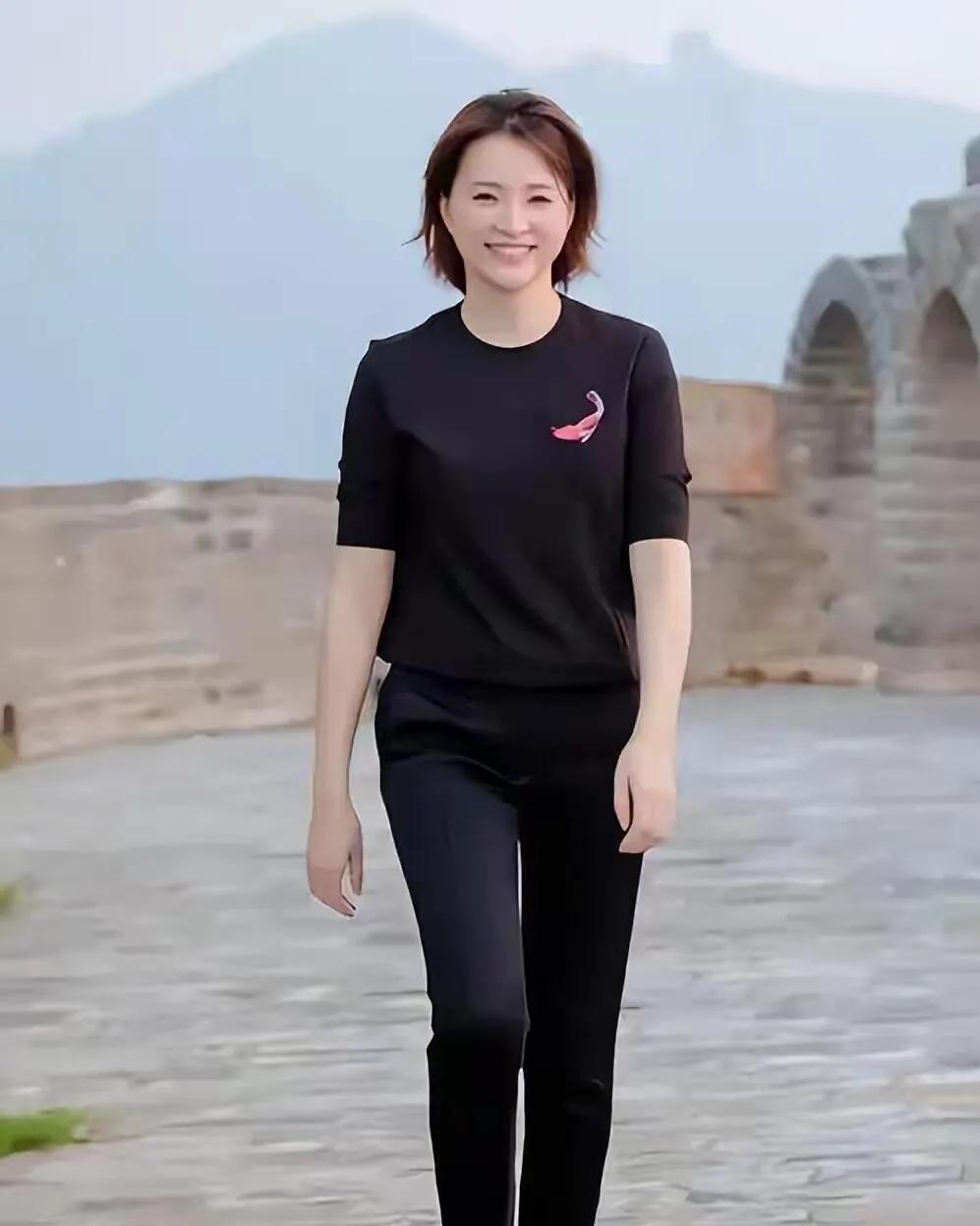 她身材高挑，穿着黑色的休闲装，显得腿又长又细，只是这一身简单的穿搭，也让人惊艳。