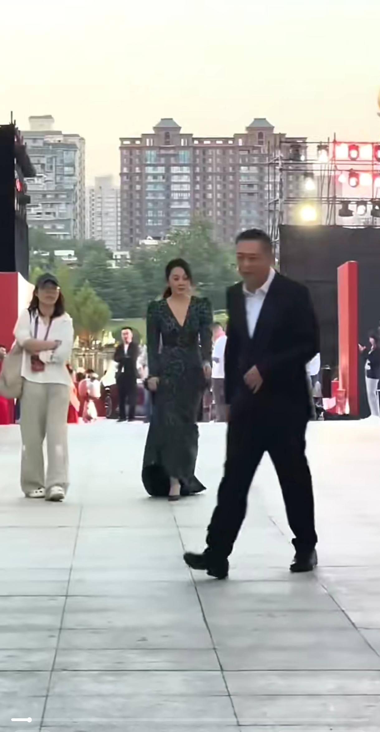 张嘉译驼背挺严重的，他和闫妮是老乡，西安人。是合作多年的老搭档、好朋友，两人已