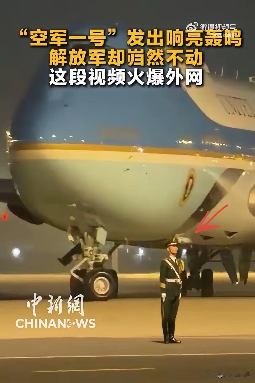 这位兵哥哥不仅让咱们自豪还火爆外网了一位兵哥哥坚守岗位的样子，传到国外之