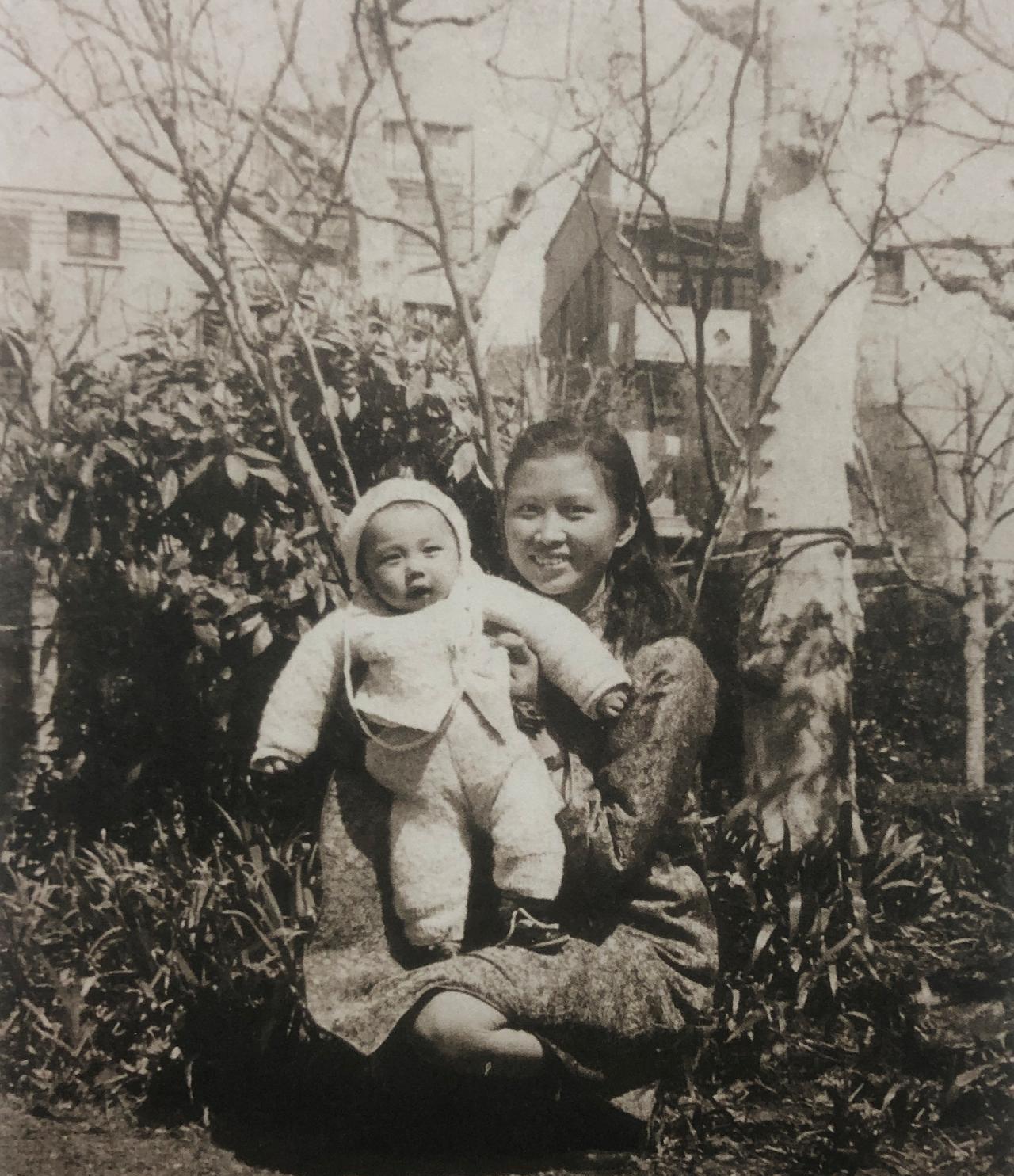 1942年通过海上秘密交通线，楚青（原名詹永珠，1939年改名）到上海投奔父亲詹