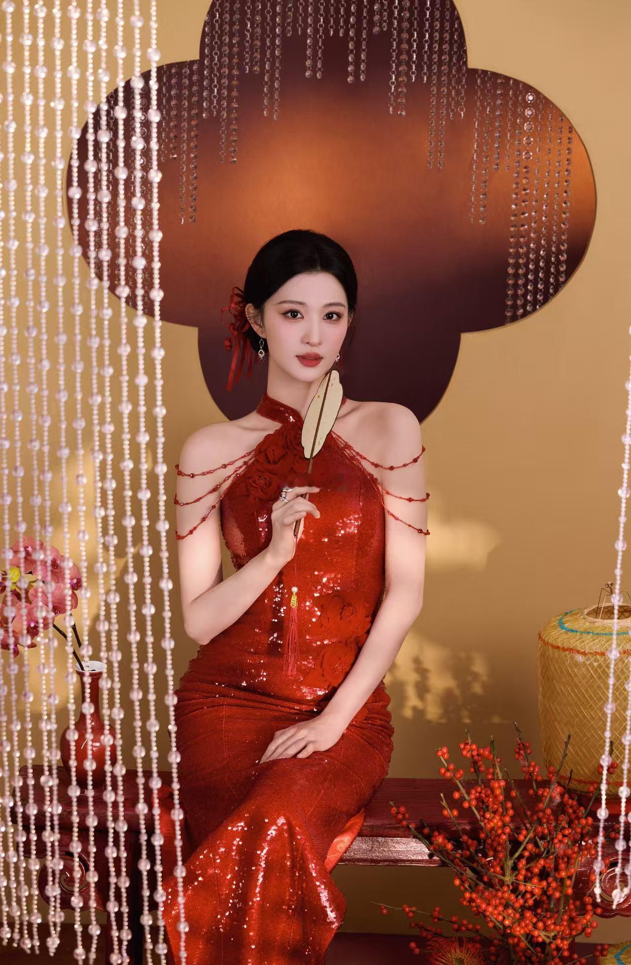 王楚然新春第一朵富贵花王楚然这组造型真的把红色穿出了新高度，亮片旗袍剪裁利落勾