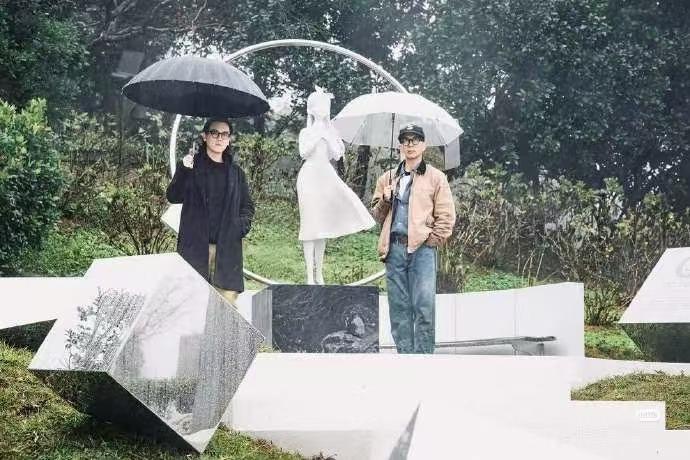 具俊烨这哥们也算得上一个痴情种了！不舍得在老婆身上花一分钱，画戒指，画钻石，