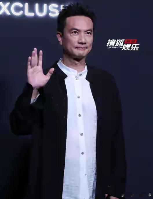 李泉这位歌手观众可能不太了解。在2013年的《我是歌手》中，李泉以杨宗纬帮唱嘉宾