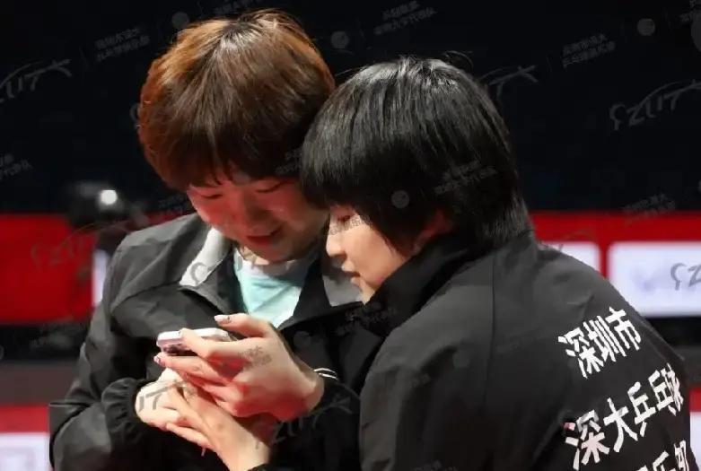 深大女队最近训练场真热闹！蒯曼、覃雨萱俩小姑娘天天加练反手，挥拍到手腕冒烟