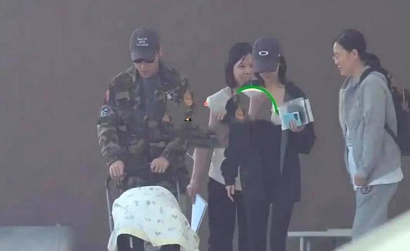 吴谨言的选择，打了多少人的脸。老公洪尧独自带女儿体检，完事直接拐进电影院看动