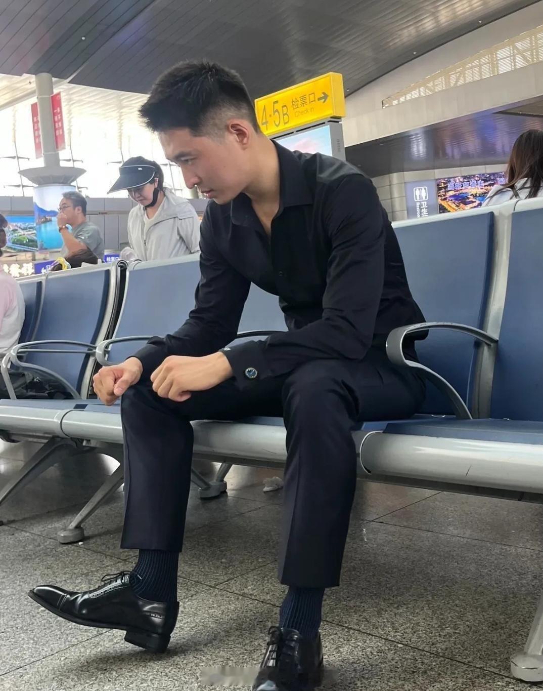 这种帅哥一看就很有钱，是不是女的都喜欢？