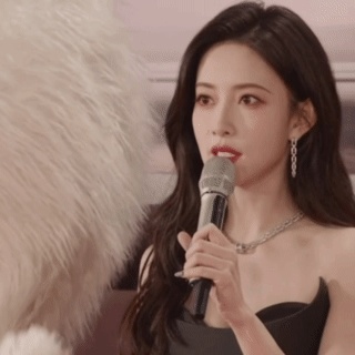 孟子义完全经济上行的美“Mommy”级别的美貌，大概就是孟子义今晚这样的：强大