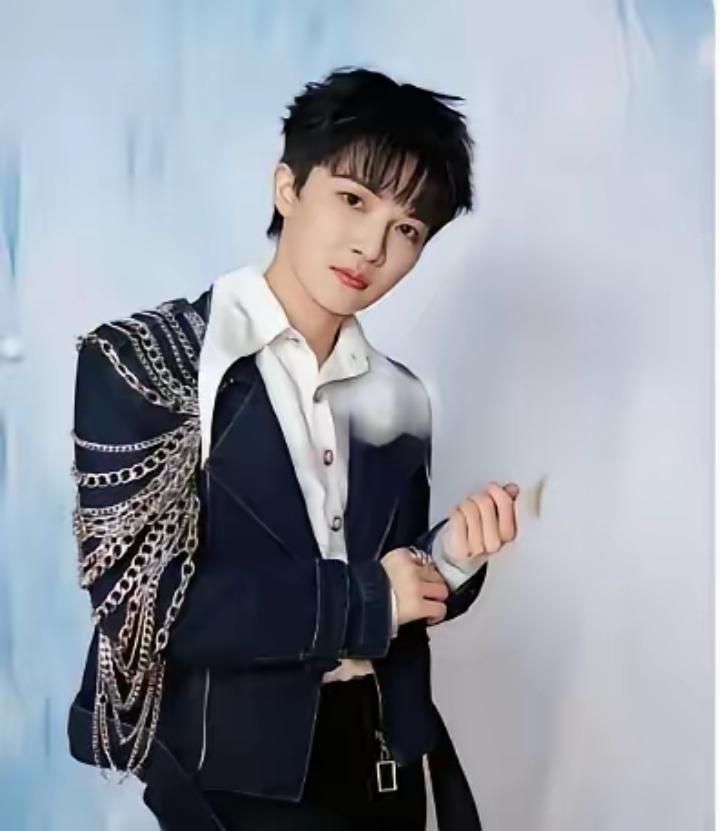 “5600块钱，就让整个娱乐圈脸红了。春晚演完，周深没急着走，拿着一沓厚厚的红票