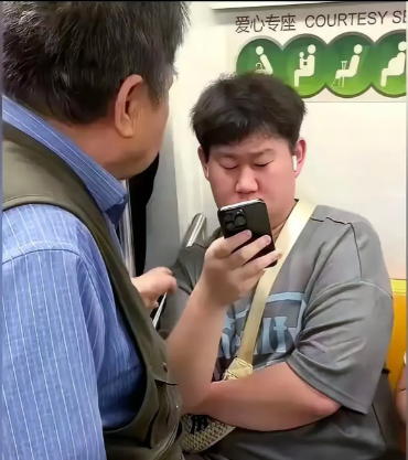 向壮汉道歉网友们冤枉那个壮汉了！他之所以坐在爱心座上，是因为他有病！这话不