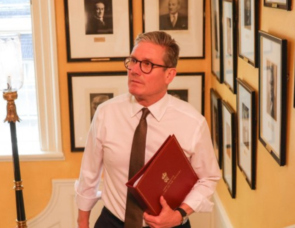 英国首相斯塔默今天（5月17日）发文说：“长期以来，英国一直沉迷于廉价的海外劳动