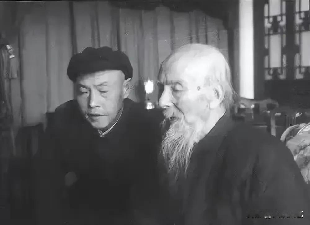1923年夏，齐白石于湖广会馆卖画。李苦禅携十张自画兰花求教，身着洗白中山装，脚