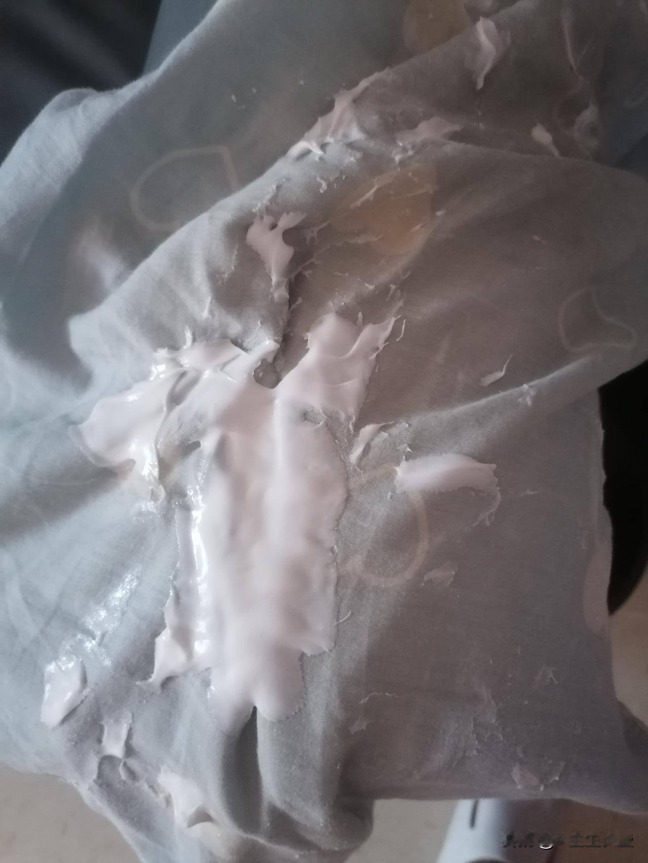 我家那3岁半小孩真是十分淘气顽皮，这熊孩子前天把一瓶茶油倒到床边窗台上，今天又把