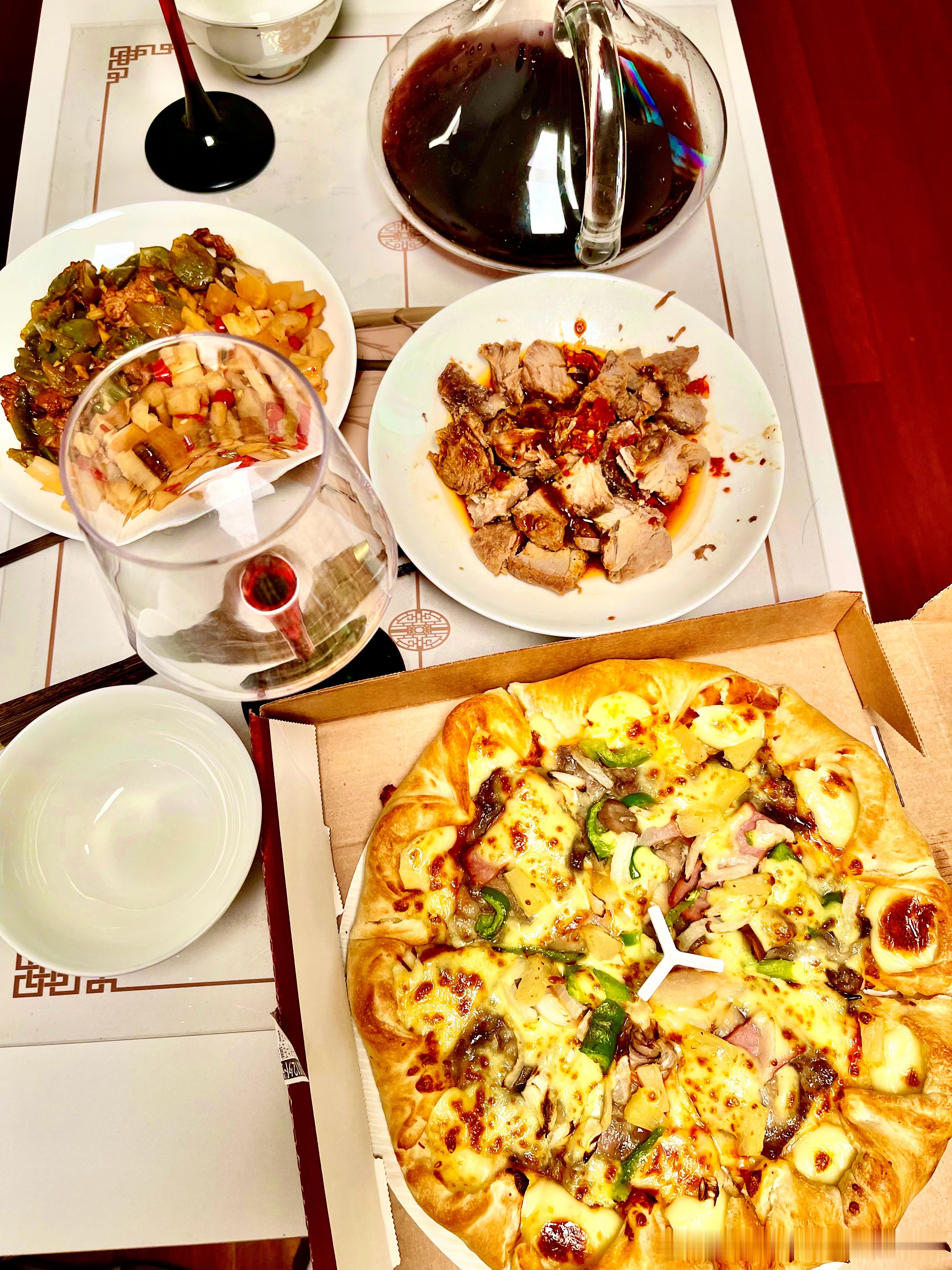 儿子跟同学出去旅游了，老俩口今晚点个和牛🥩披萨🍕，喝点红酒🍷，成年人的生活