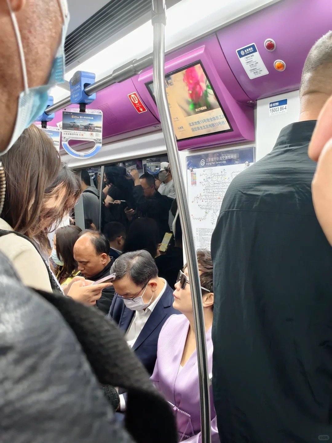 【王传福夫妇坐地铁参加北京车展北京地铁偶遇王传福夫妇】2026北京车展期间，有网