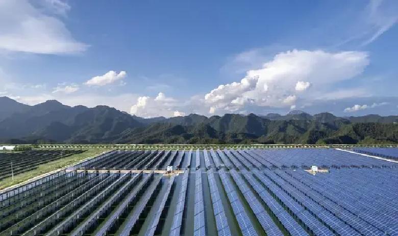 最近，光伏产业的硅料巨头发布业绩预警，预计巨额亏损，引发市场关注。硅料价格从20