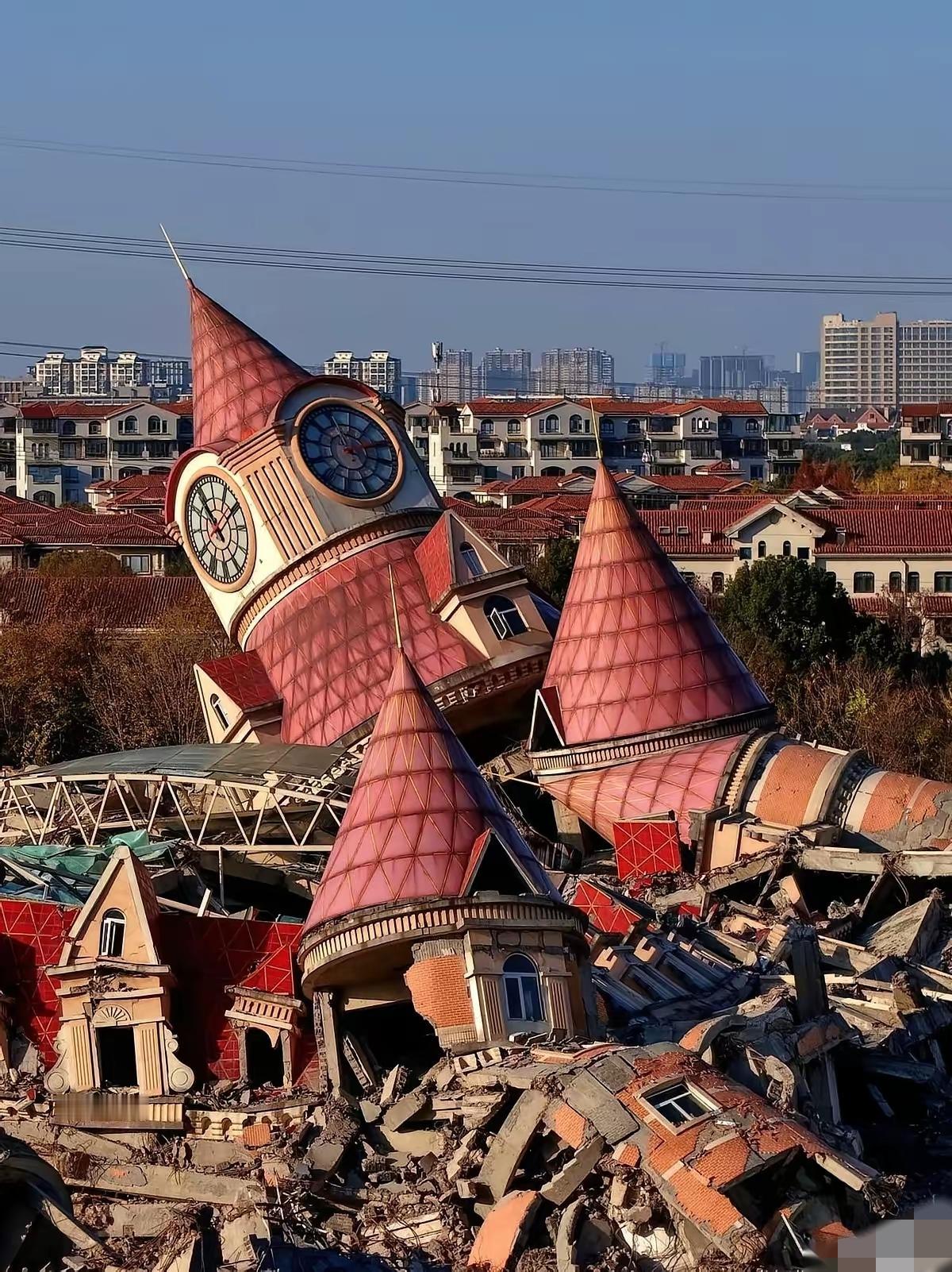 5个亿，duang的一声，没了。昨天下午，南京那个著名的烂尾城堡，克莉丝汀，说