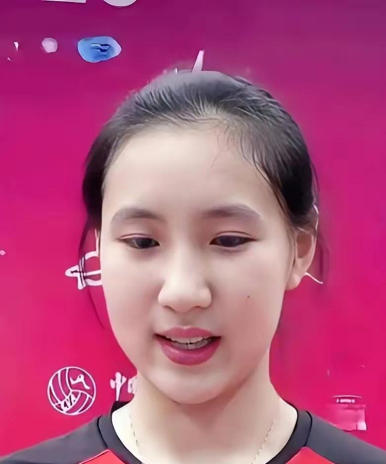 18岁副攻金佳宝紧急南下江门归队集训，女排副攻轮换大调整瞬间引爆球迷热议，身高一