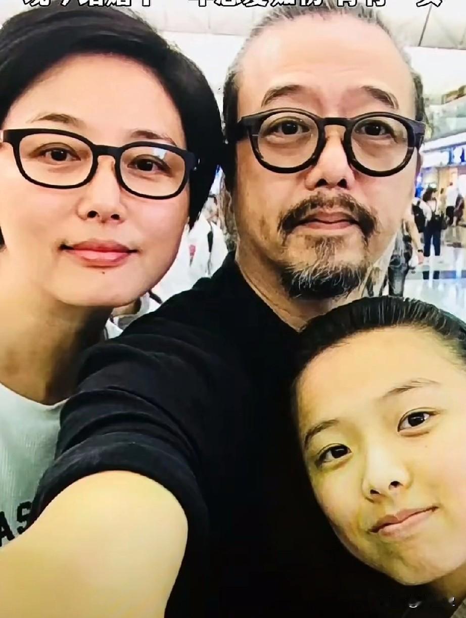 TVB艺人张锦程与演员张延1996年因共同主持节目相识，他对她一见钟情，却因激动