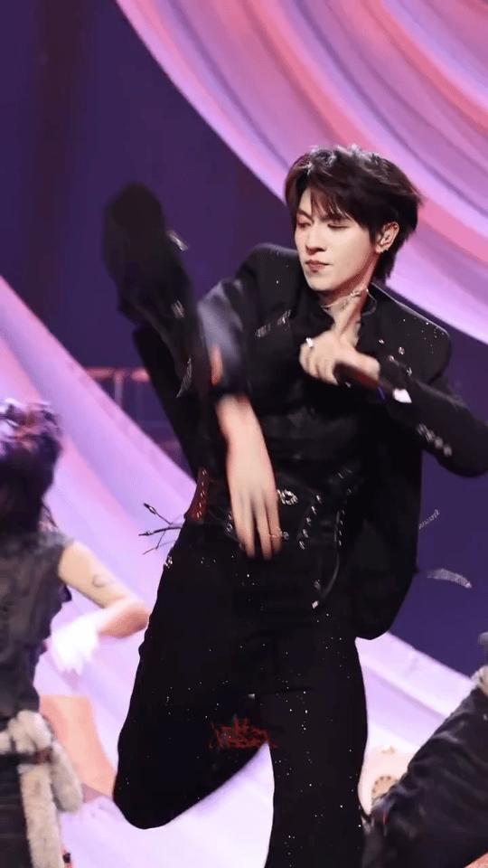 朱志鑫处理舞台事故好丝滑谁看了不说句绝？接收器掉了融进舞蹈动作抛接，耳返延迟直